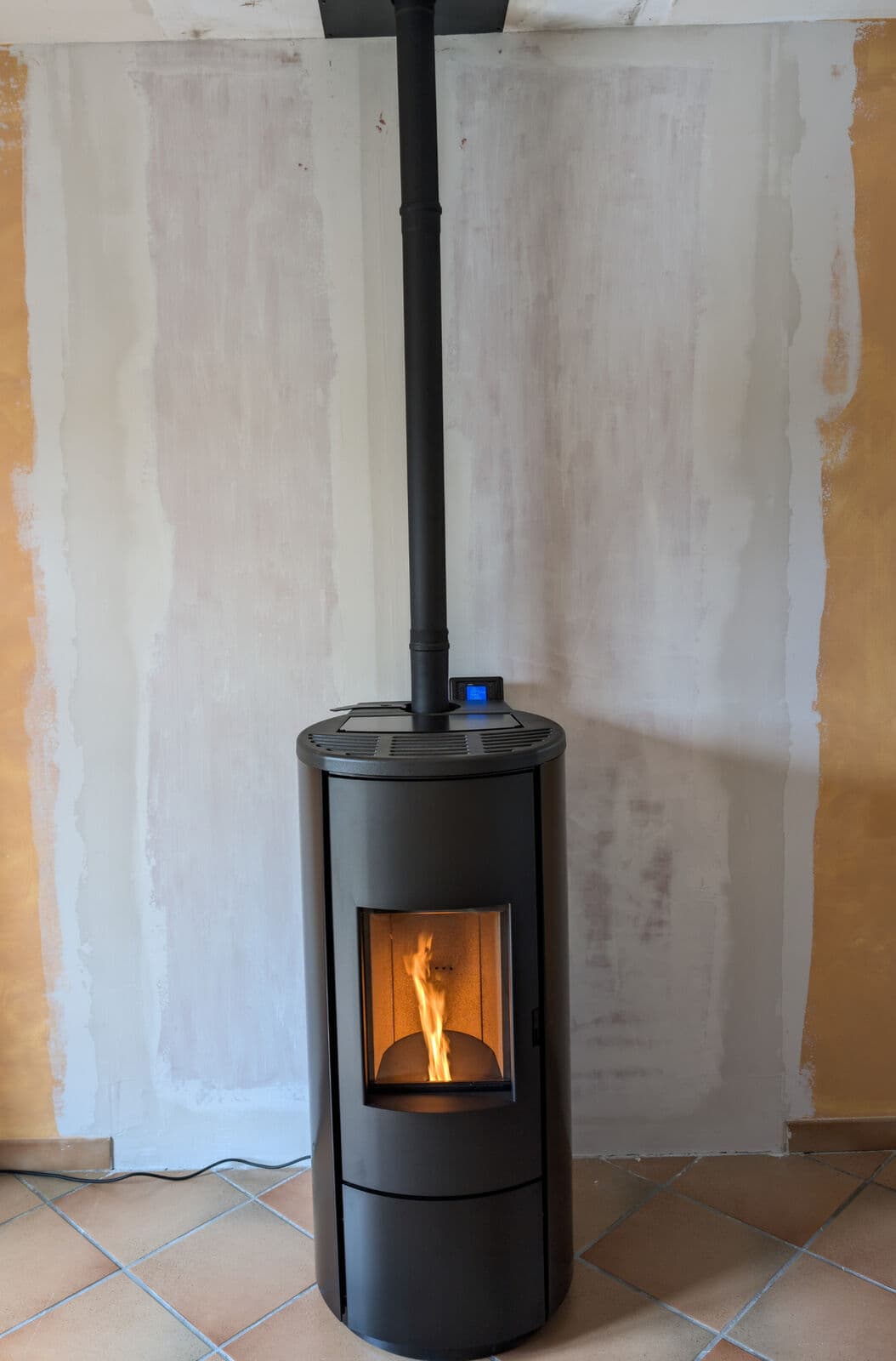 Poêle à granulé (pellet) Nobis A8 steel installé à Aubignan dans le Vaucluse (84) par Flamme Concept. Réalisation d'un mur incombustible, tubage et réglage de l'appareil.