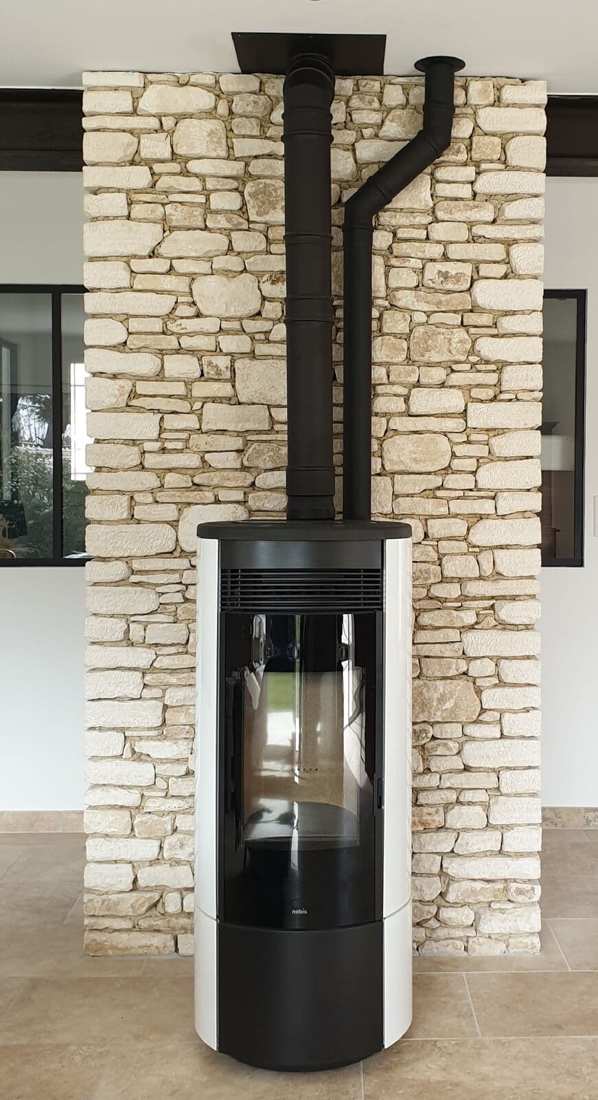 Poêle à granulés Nobis A11 installé à Caromb (84330). Silencieux, design et canalisable, il chauffe plusieurs pièces. Éligible MaPrimeRénov’ et CEE.