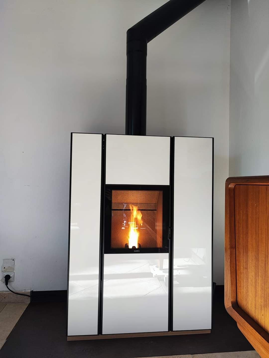 Poêle hybride, mixte, bicombustible, Nobis UNICA à Entraigues-sur-la-Sorgue (84320, Vaucluse) – Bois + granulés, design moderne, installation RGE et aides financières disponibles.