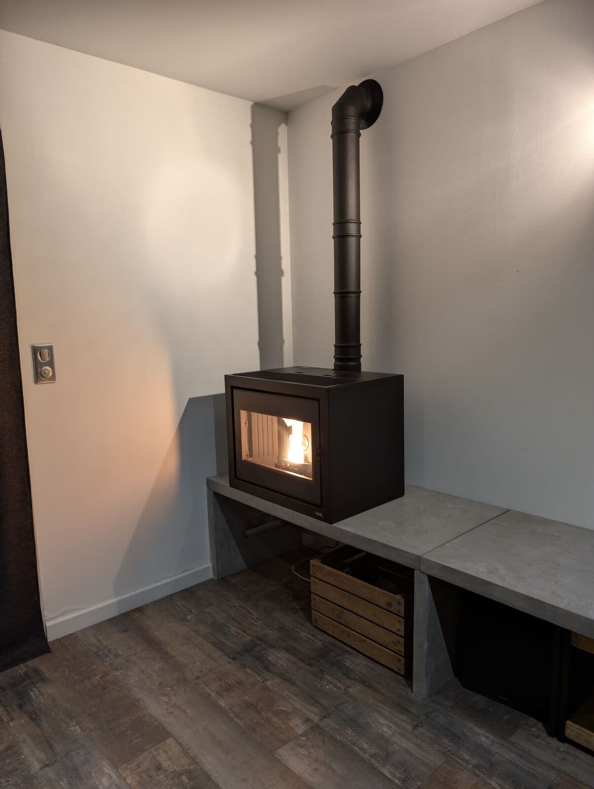 Poêle à granulés Cadel Quasimodo 9 Box à L’Isle-sur-la-Sorgue (84800) – Design compact, 9 kW, vitrée panoramique et installation par Flamme Concept. Vente et pose dans tout le Vaucluse.