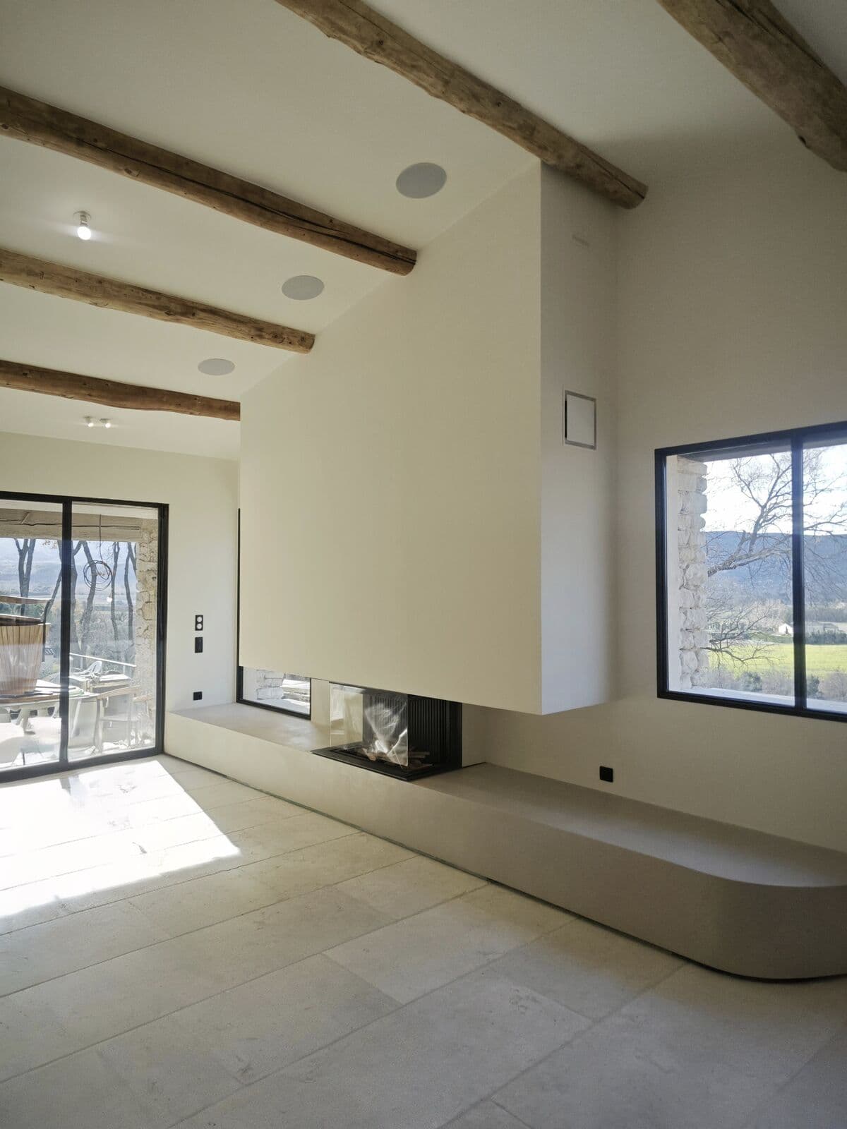 KALFIRE 90 47 S , cheminée trois faces, fonctionnement foyer ouvert, insert design installé par Flamme Concept à Gordes dans le Vaucluse (84) près de Cavaillon