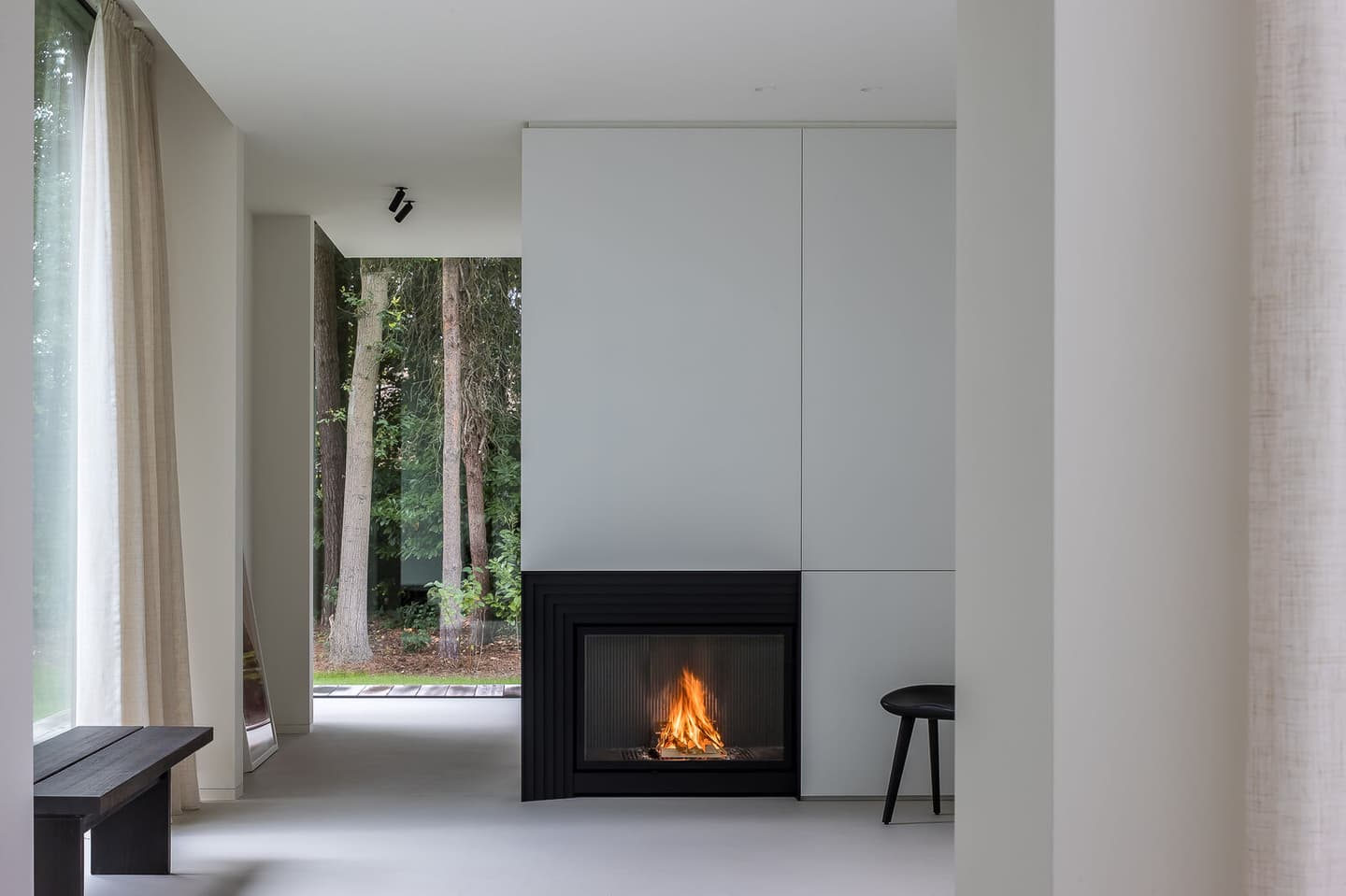 Foyer bois Metalfire à Aubignan (84810) dans une maison d'architecte très moderne, disponible chez Flamme Concept