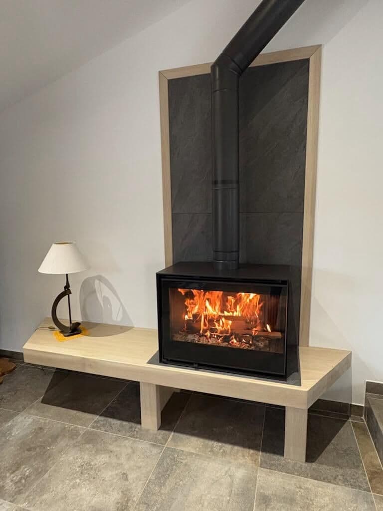 Poêle à bois Becafire Cub’R Front 8050 Eco à Entraigues-sur-la-Sorgue (84320, Vaucluse). Installation RGE Qualibois, design moderne, aides MaPrimeRénov’, CEE et éco-PTZ.