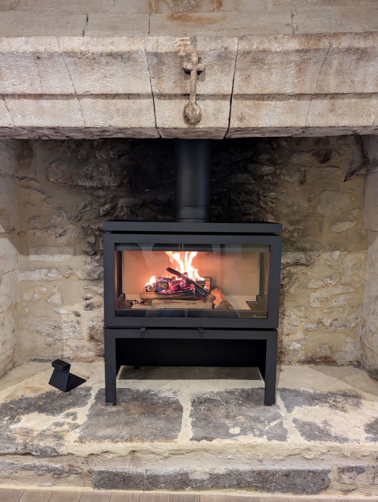 Poêle à bois à Sorgues, vue 2, réalisation Flamme Concept