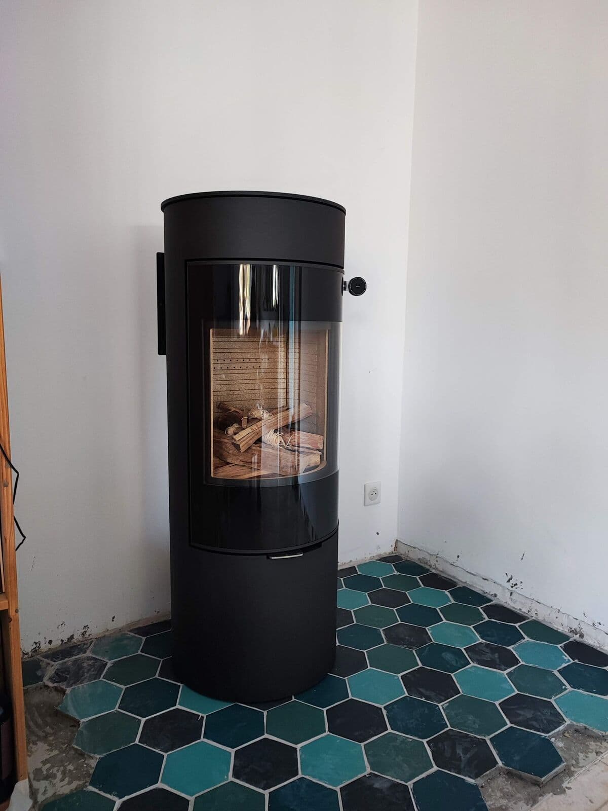 poêle à bois rond et moderne Attika viva, couleur noir, installé sur la commune du Thor (84250) par Flamme Concept