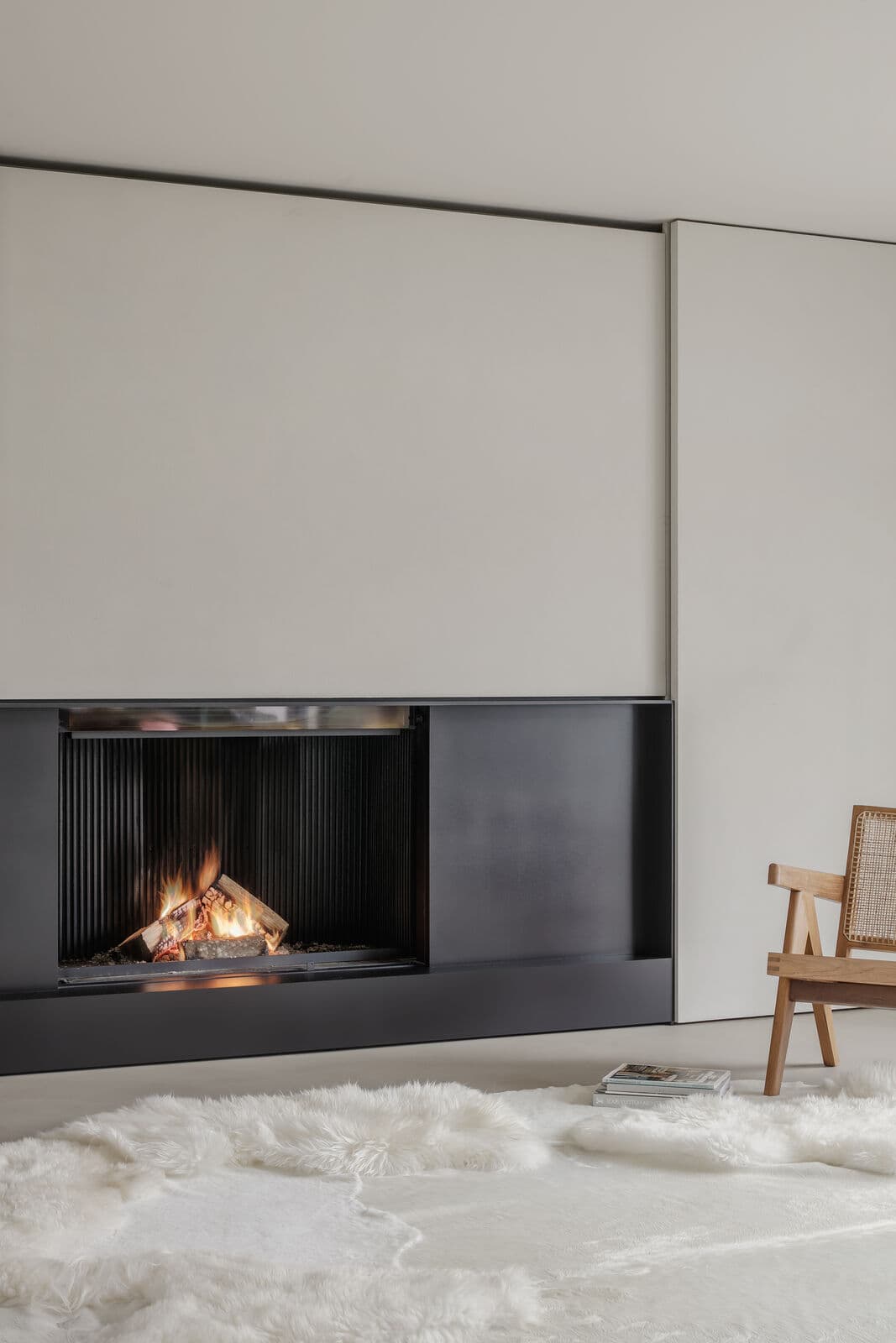 Cheminée bois design Metalfire Ultime D 1050-75 WHE 1S dans un intérieur contemporain à Pujaut. Élégance, confort thermique et finition haut de gamme disponibles chez Flamme Concept.