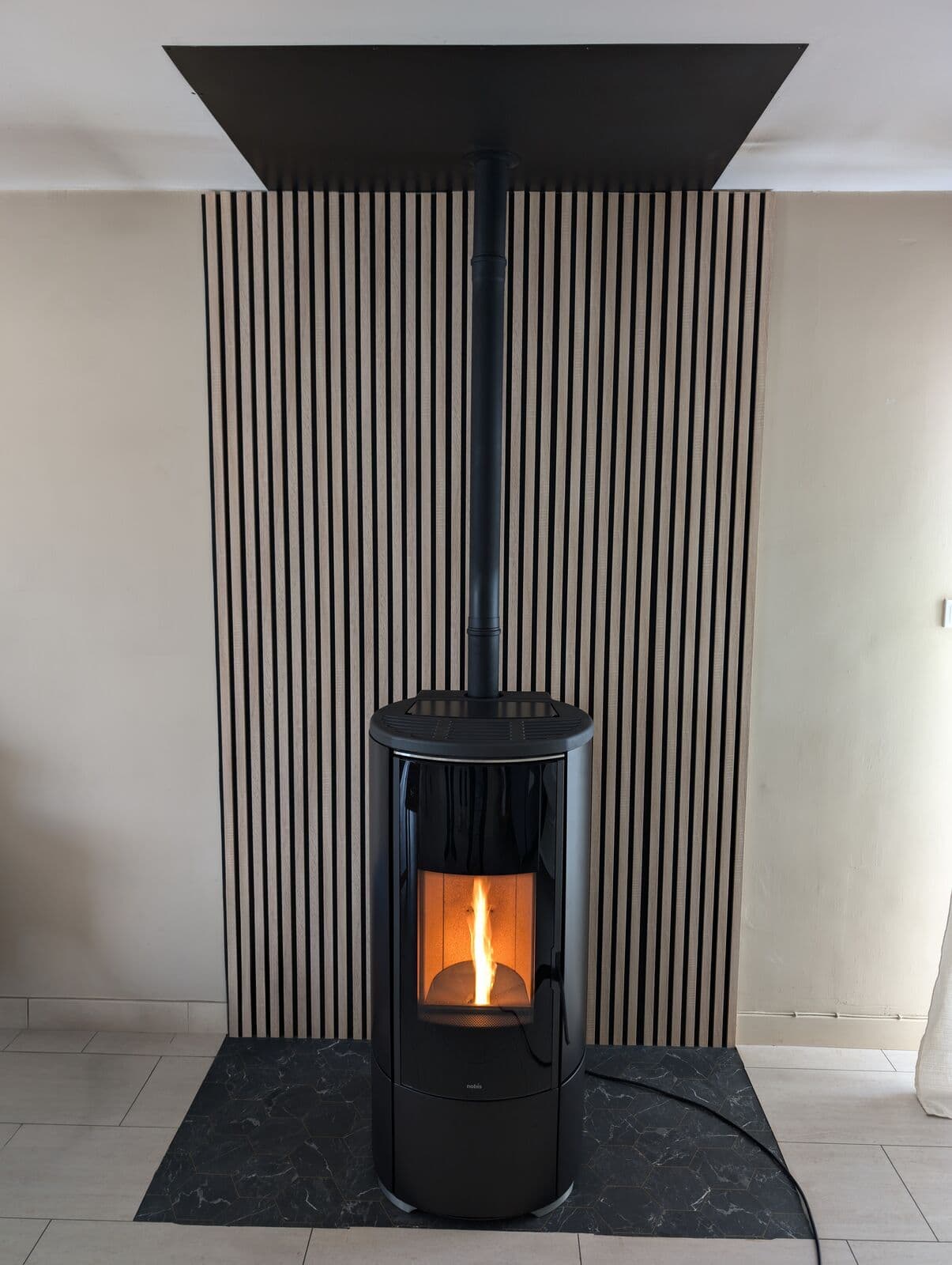 Poêle à granulé Nobis A8 round top (poêle étanche, nettoyage automatique, convection naturelle et silencieux) installé sur la commune de Sorgues (84) dans le Vaucluse par Flamme Concept