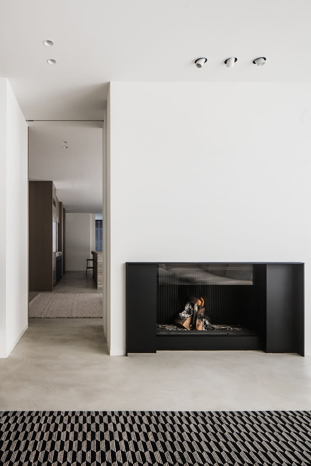 Installation d'une cheminée à bois Metalfire Ultime D à Carpentras ( 84 ) dans le Vaucluse par Flamme Concept. Foyer fermé design, chauffage performant, écologique et esthétique, design et contemporain.