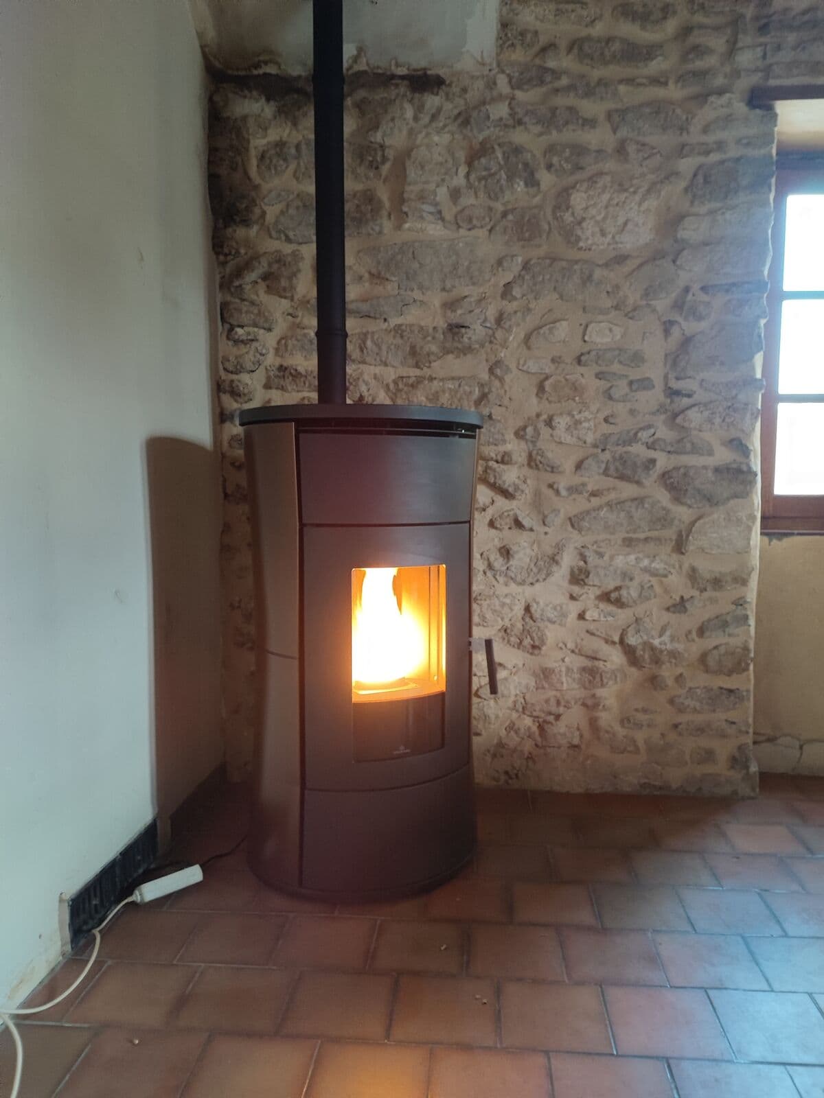 Poêle à granulés Edilkamin Cherie Up à Monteux (84170, Vaucluse) – installation RGE Qualibois par Flamme Concept. Chauffage silencieux, économique et design.