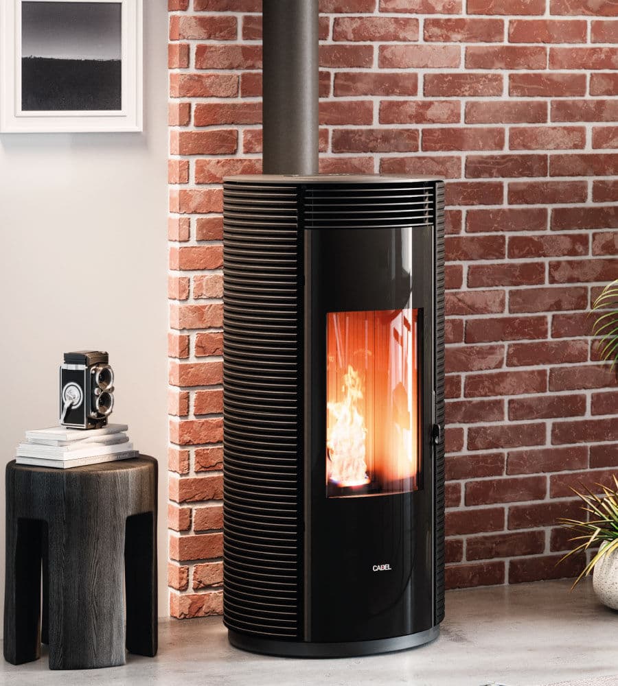 Poêle à granulé Cadel modèle Spin plus 9, autonettoyant, fonction silence, finition fonte, disponible chez Flamme Concept , installation à Carpentras (84200) dans le Vaucluse, 84,éligible auw aide prime rénov, CEE, prime du département, hannah