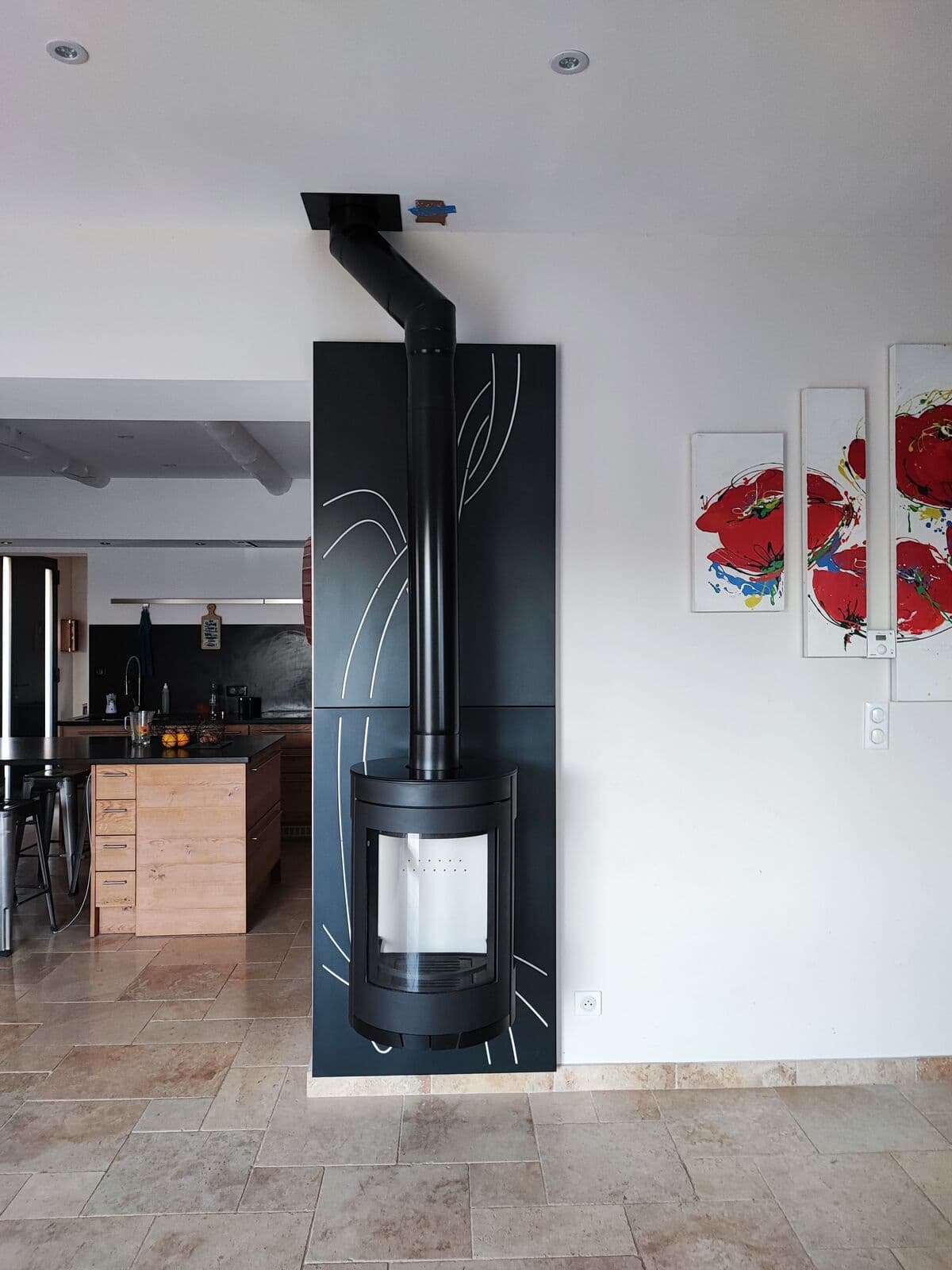 Poêle à bois à Pernes-les-Fontaines, vue principale, réalisation Flamme Concept