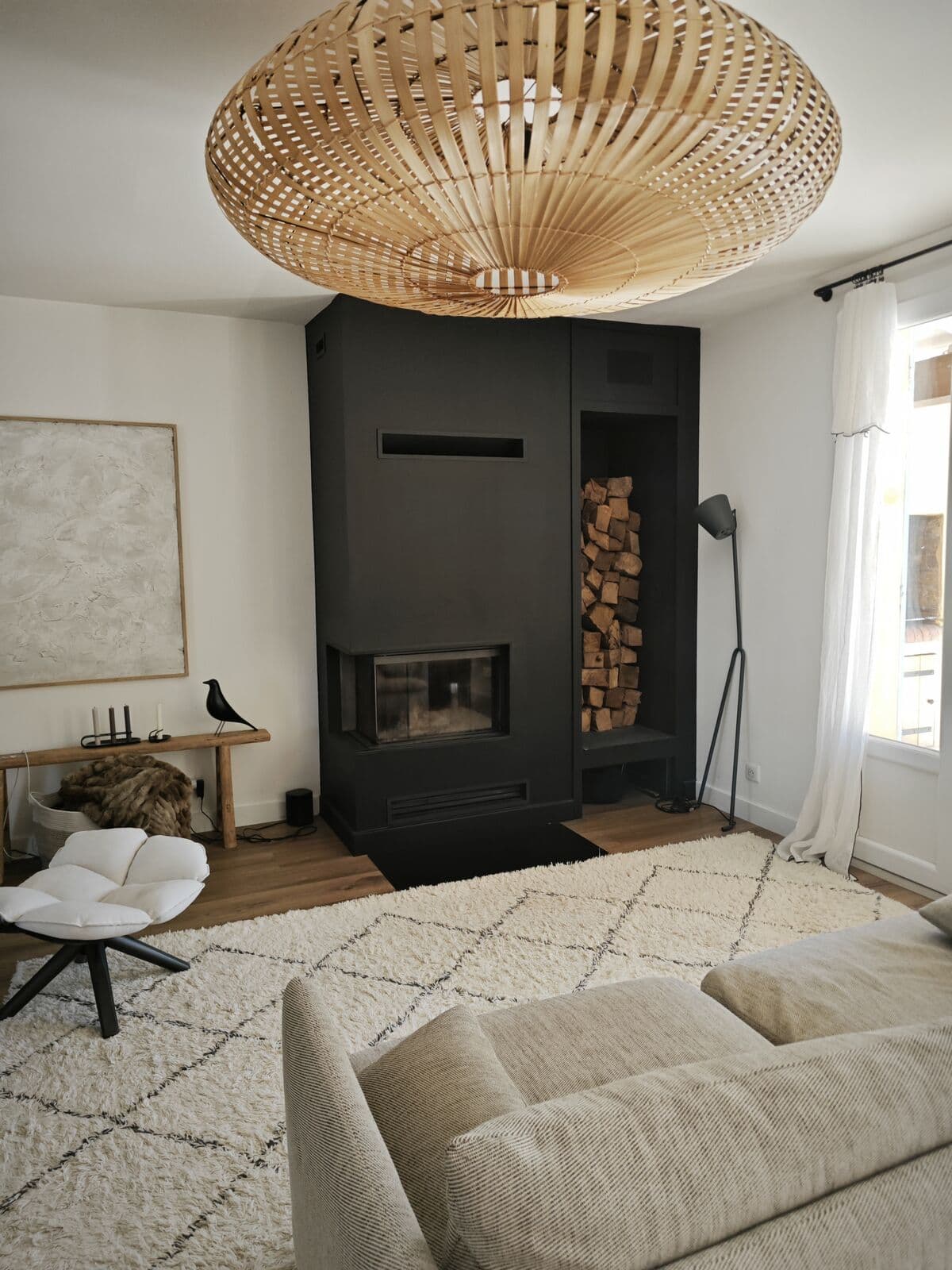 Installation cheminée bois Kalfire W65/38 CL à Bédoin (84410). Foyer d’angle design, haut rendement, éligible MaPrimeRénov’, CEE et prime département