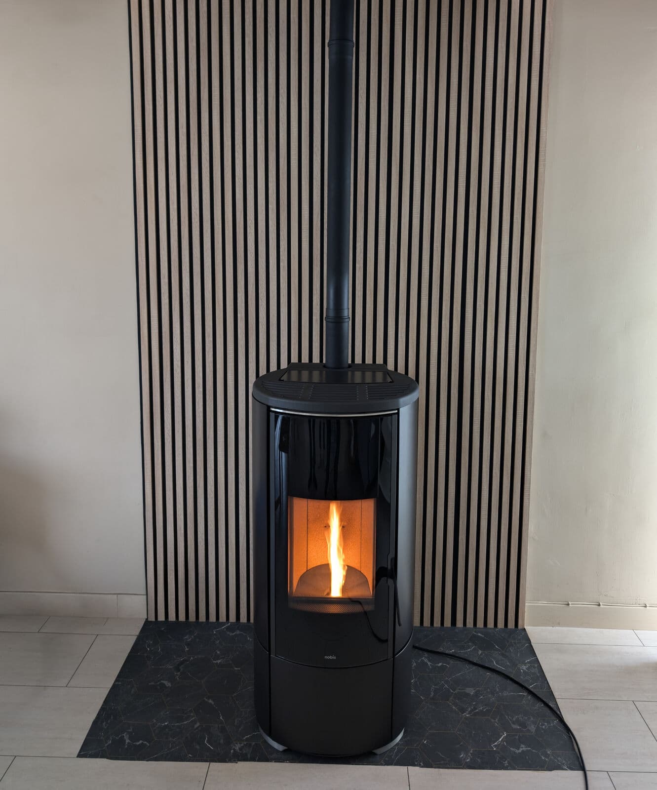 Nobis A8 Top à Bollène : poêle à granulés ( poêle à pellet, feu à pellets)silencieux (7,3 ou 9,5 kW), brasero autonettoyant et design moderne. Flamme Concept installe poêles, cheminées, inserts, braseros et fours à pizza autour de Bollène.