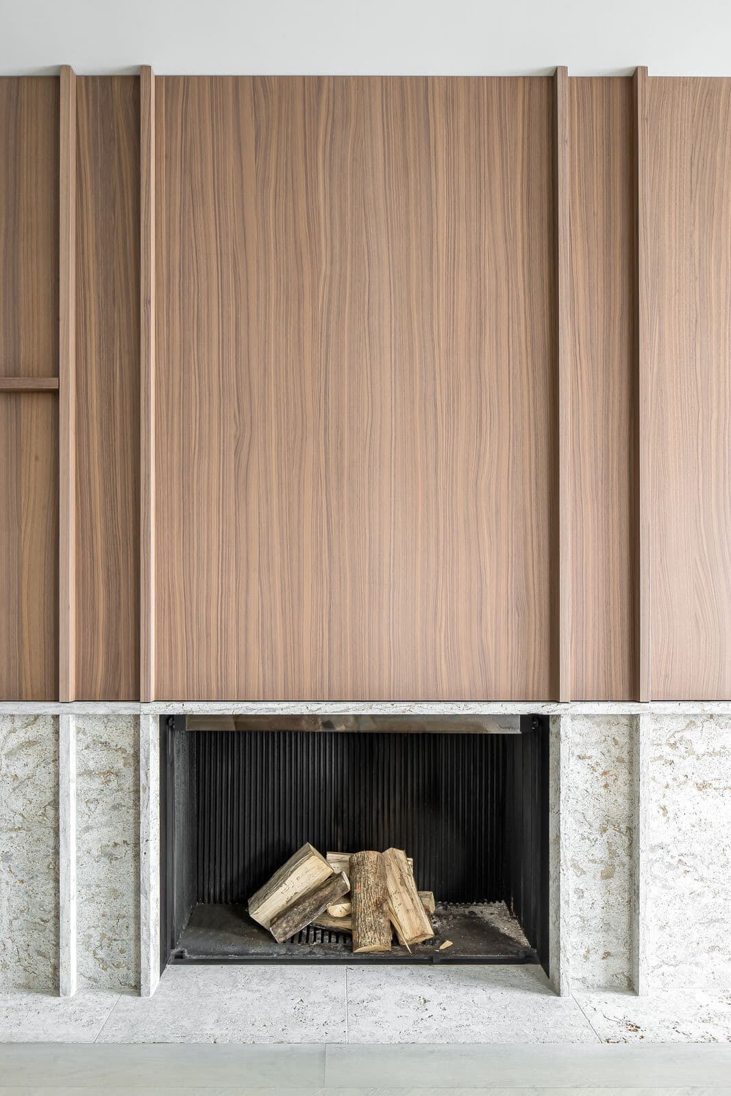 Foyer bois Metalfire Ultime D 1050-50 WFE 1S à Gigondas (84190) – design épuré, vitre panoramique, haute performance et installation sur mesure par Flamme Concept.