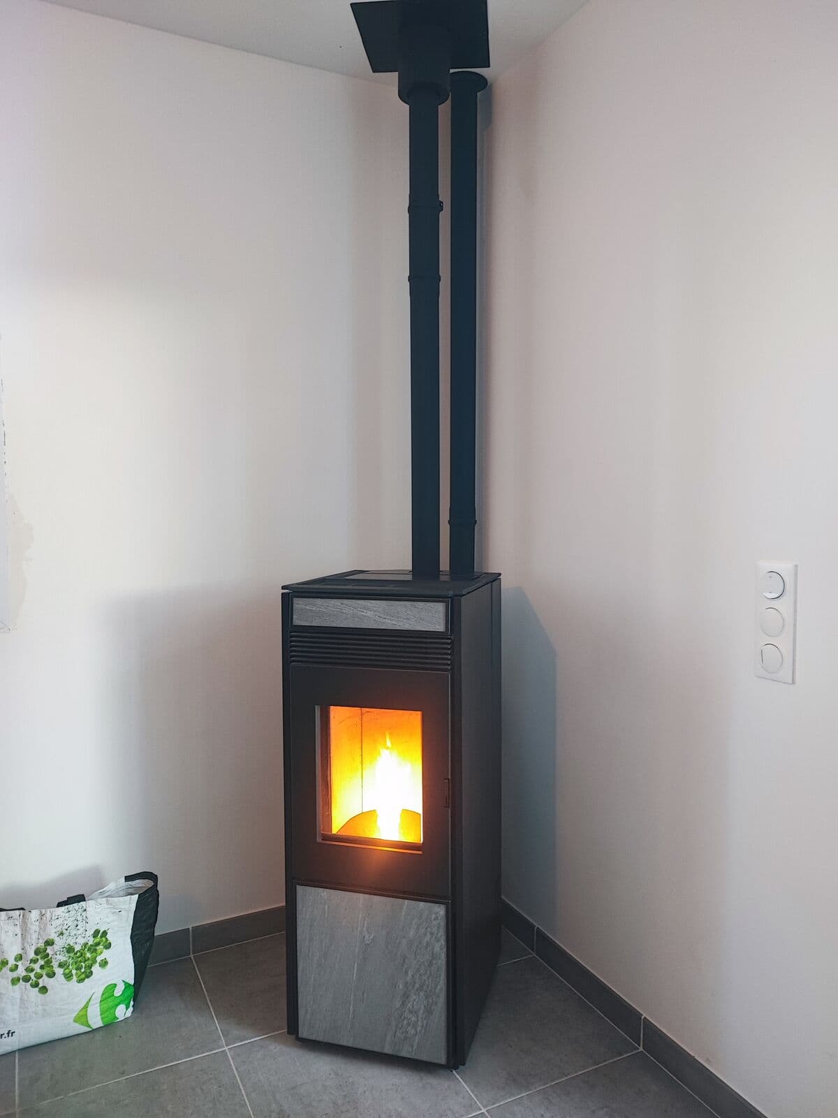 Poêle à granulé Nobis A10 V Quadra canalisé (convection naturelle et nettoyage automatique) installé à Aureille dans les Bouches du Rhône (13) par Flamme Concept
