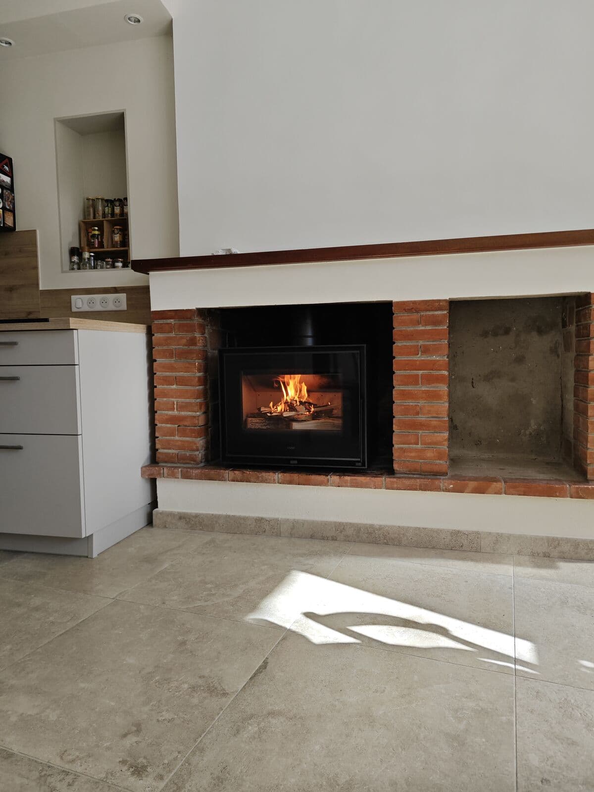 Poêle à bois à Châteauneuf-de-Gadagne, vue principale, réalisation Flamme Concept