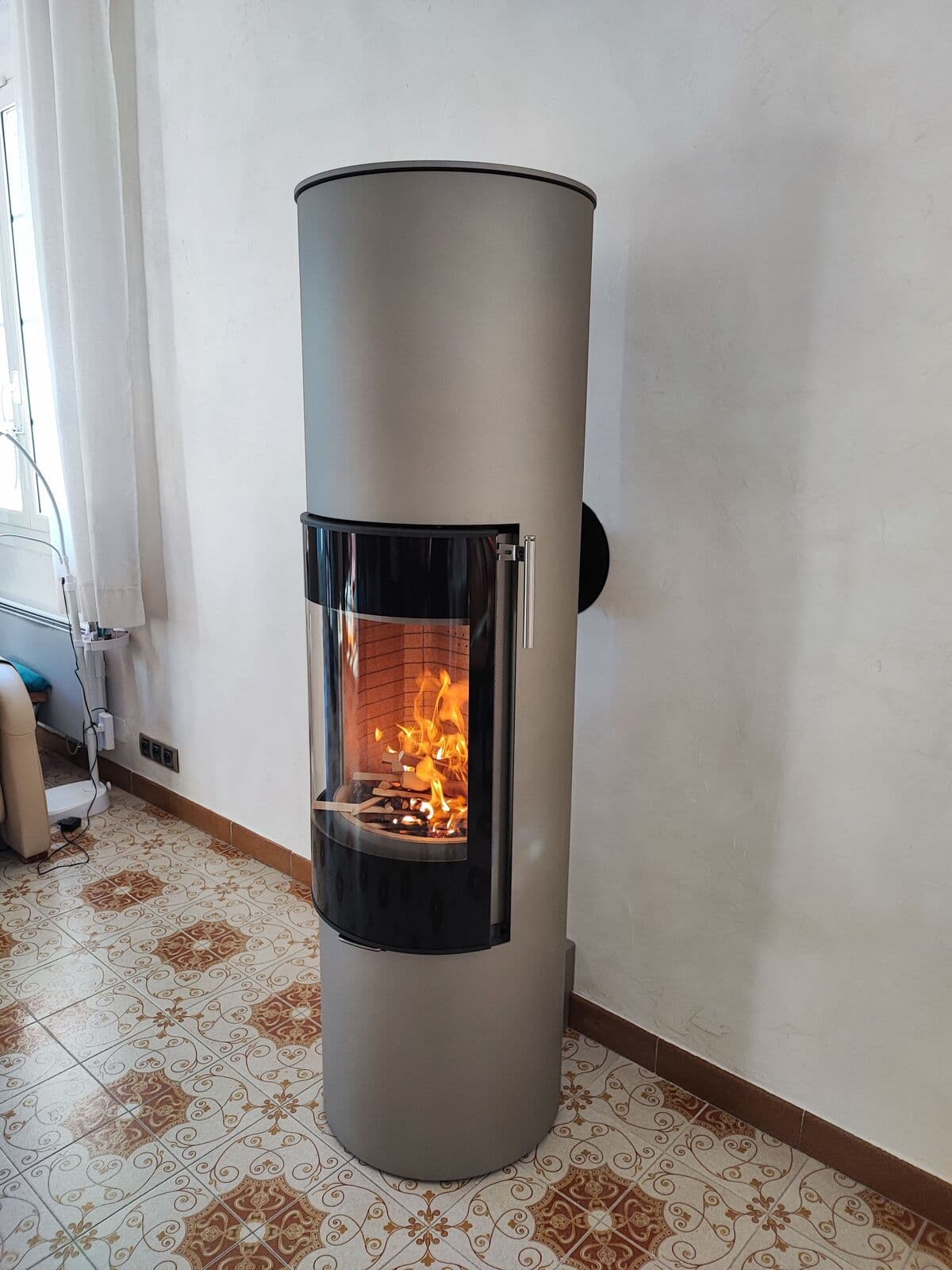 Poêle à bois Attika Viva 160 à Vedène (84270) – Installation RGE par Flamme Concept. Chauffage design scandinave, écologique et éligible aux aides (MaPrimeRénov’, CEE, éco-PTZ).