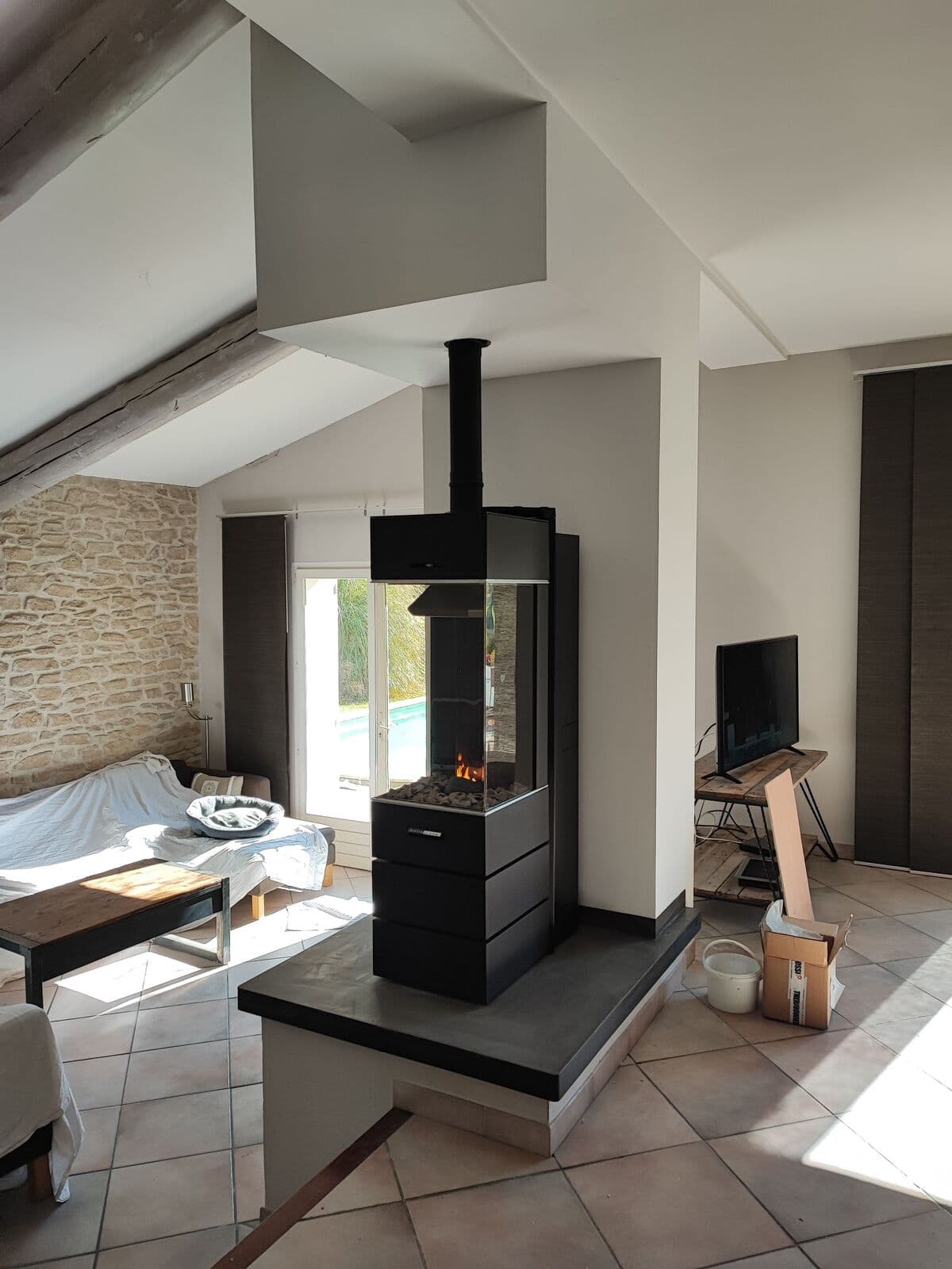 Poêle à granulé Thermorossi BELLAVISTA S2 installé à BARBENTANE dans les bouches du rhone ( 13570) par flamme concept, c'est un poêle à pellet très moderne avec une très grande vitre