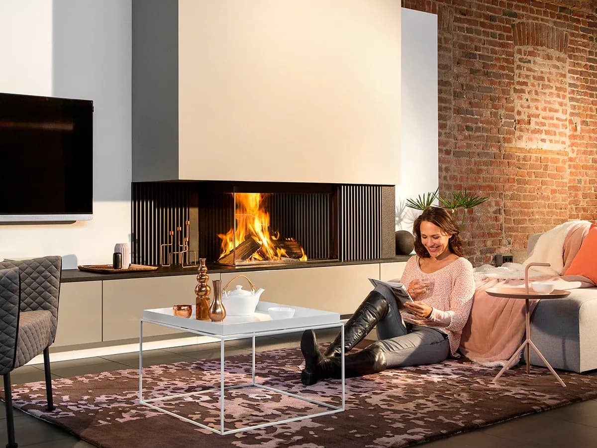 Insert à bois Kalfire intégré dans un salon contemporain