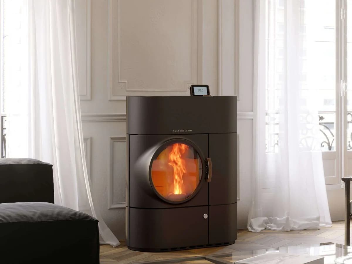 Poêle bi-combustible Austroflamm dans un intérieur lumineux
